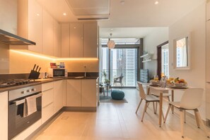 Køleskab, mikrobølgeovn, ovn, kogeplade