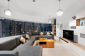 TV - Spacious Family 3BR in Marina – Balcony Views Near Pier 7 & Dubai Marina Mall (Marina)