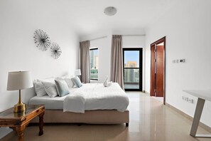 3 bedrooms, iron/ironing board, travel cot, WiFi - Spacious Family 3BR in Marina – Balcony Views Near Pier 7 & Dubai Marina Mall (Marina)