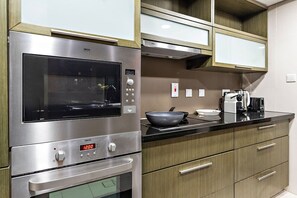 冷蔵庫、電子レンジ、オーブン、コンロ