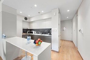 Jääkaappi, mikroaaltouuni, uuni, liesi