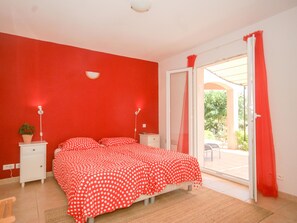 2 bedrooms, iron/ironing board, internet