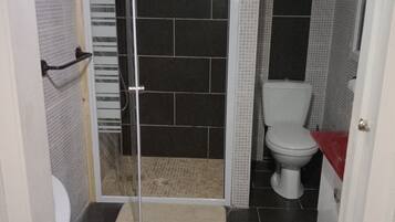 Douche, sĂšche-cheveux, serviettes fournies, papier toilette