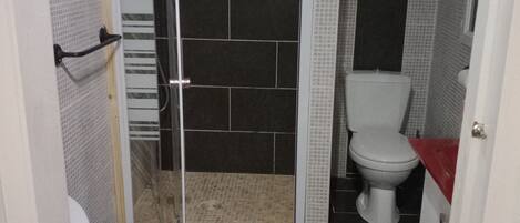 Douche, sĂšche-cheveux, serviettes fournies, papier toilette