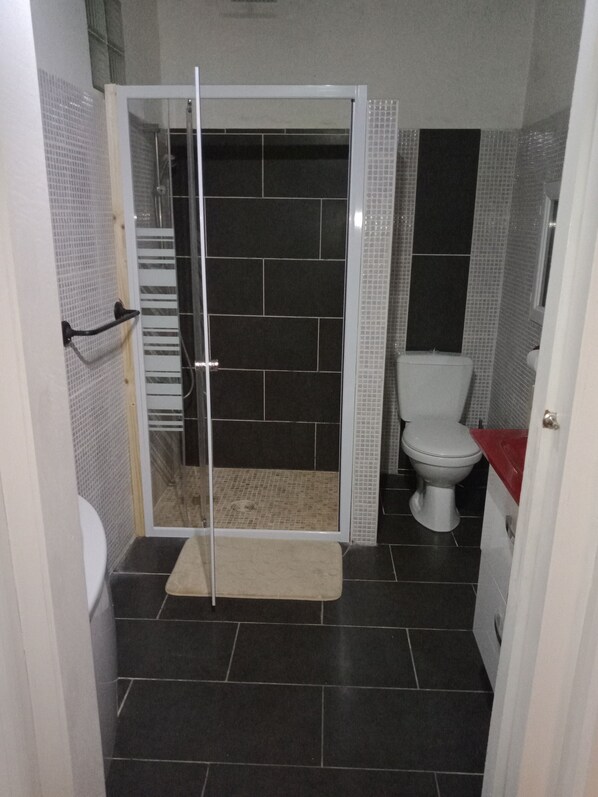 Bruser, hårtørrer, håndklæder, Toiletpapir