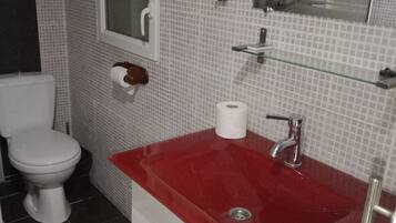 Douche, sĂšche-cheveux, serviettes fournies, papier toilette