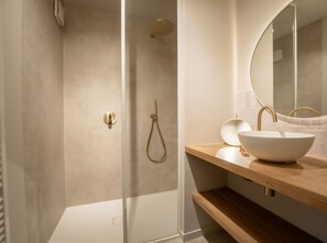 Secador de pelo y toallas