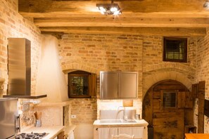 Kühlschrank, Ofen, Herdplatte, Kochgeschirr/Geschirr/Besteck