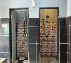 Shower, towels - SPOT ON 90984 Gn Homestay (Miri)