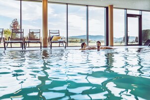 Una piscina techada, una piscina al aire libre