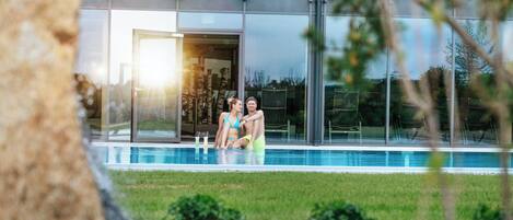 Inomhuspool och utomhuspool