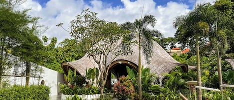 المنشأة من الخارج