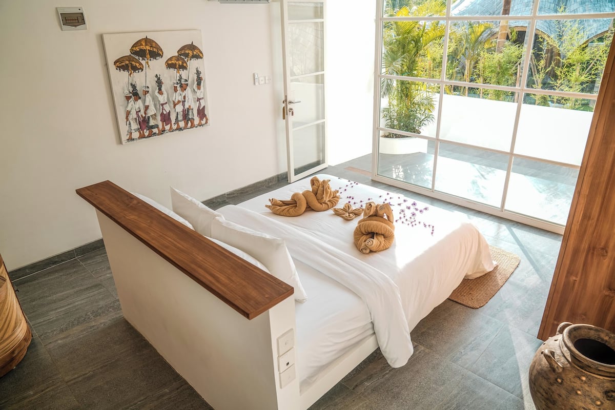 Premium bedding, Tempur-Pedic beds, minibar, in-room safe