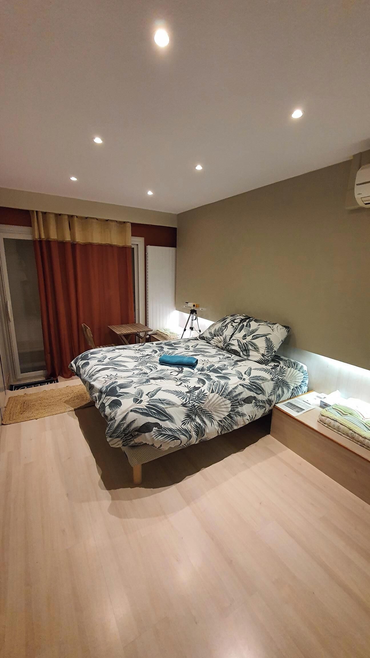 Quarto conforto, sacada, vista para o jardim | Roupas de cama premium, camas Select Comfort, individualmente decorados
