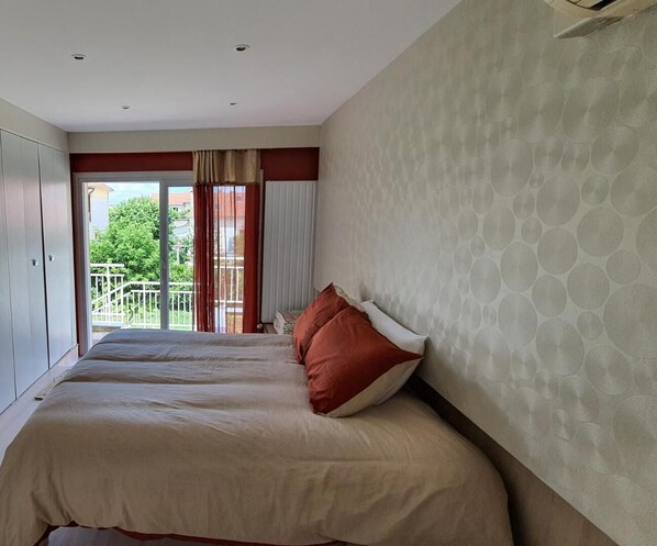 Quarto conforto, sacada, vista para o jardim | Roupas de cama premium, camas Select Comfort, individualmente decorados