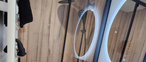 Premium Room | Bathroom | Hair dryer, towels, soap, shampoo