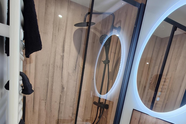 Premium-Zimmer | Badezimmer | Haartrockner, Handtücher, Seife, Shampoo