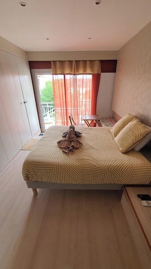 Quarto conforto, sacada, vista para o jardim | Roupas de cama premium, camas Select Comfort, individualmente decorados