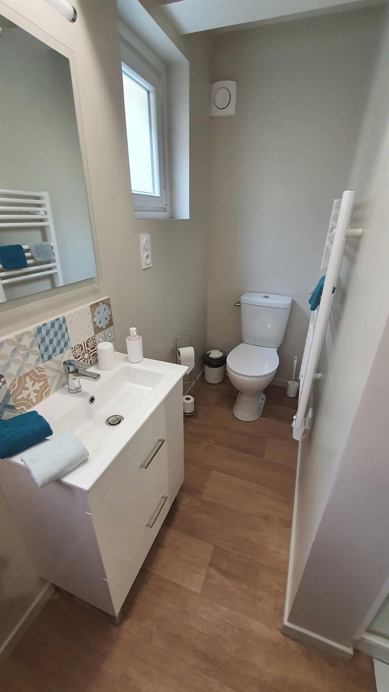 Ein Badezimmer mit Waschbecken, Toilette und Duschbereich.