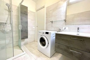 Shower, bidet - Apartment in Caorle near Seabeach (Caorle (VE))