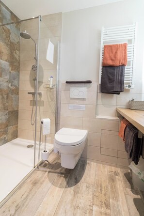 Quarto casal conforto, vista para o jardim | Banheiro | Chuveiro, secador de cabelo, sabonete, shampoo