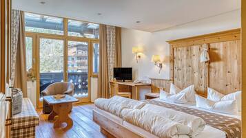 Deluxe Double Room | In-room safe, desk, soundproofing, free WiFi