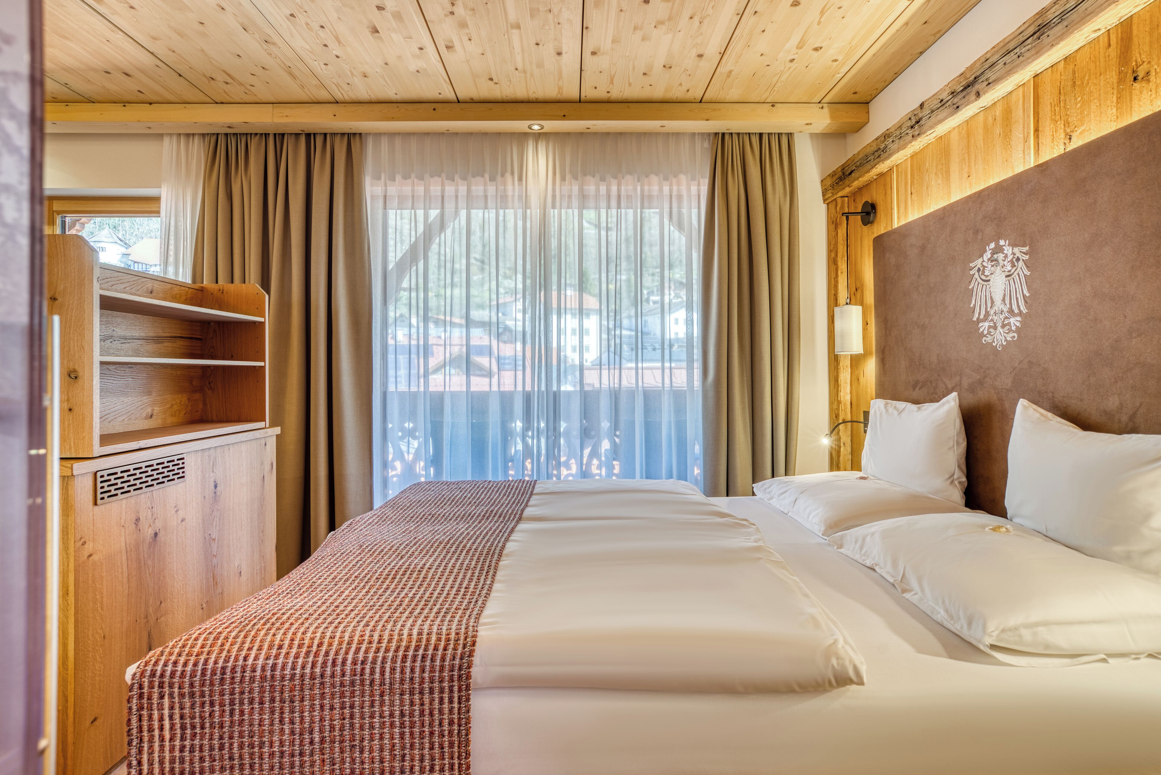 Caja de seguridad en la habitación y escritorio 