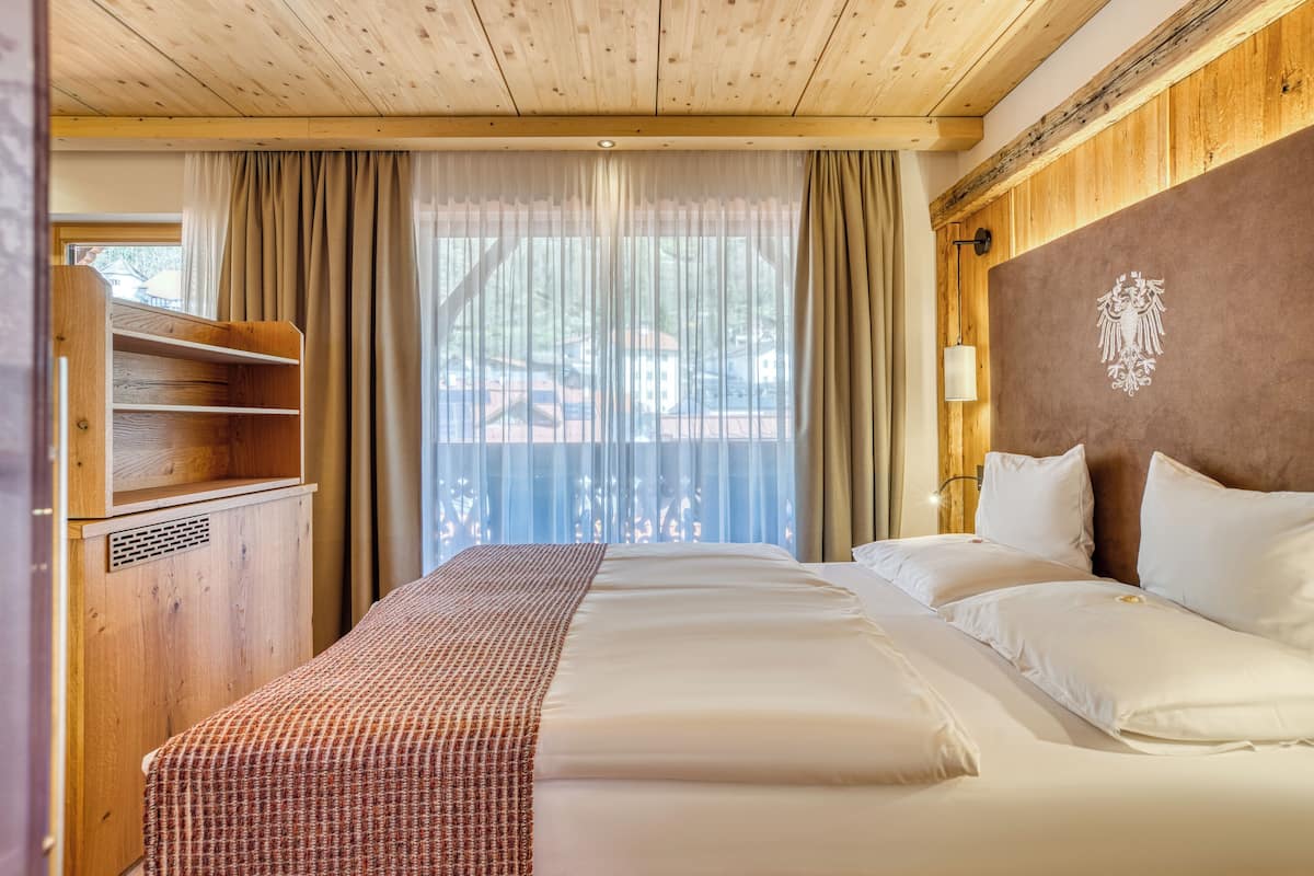 Caja de seguridad en la habitación y escritorio