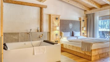 In-room safe, desk, soundproofing, free WiFi