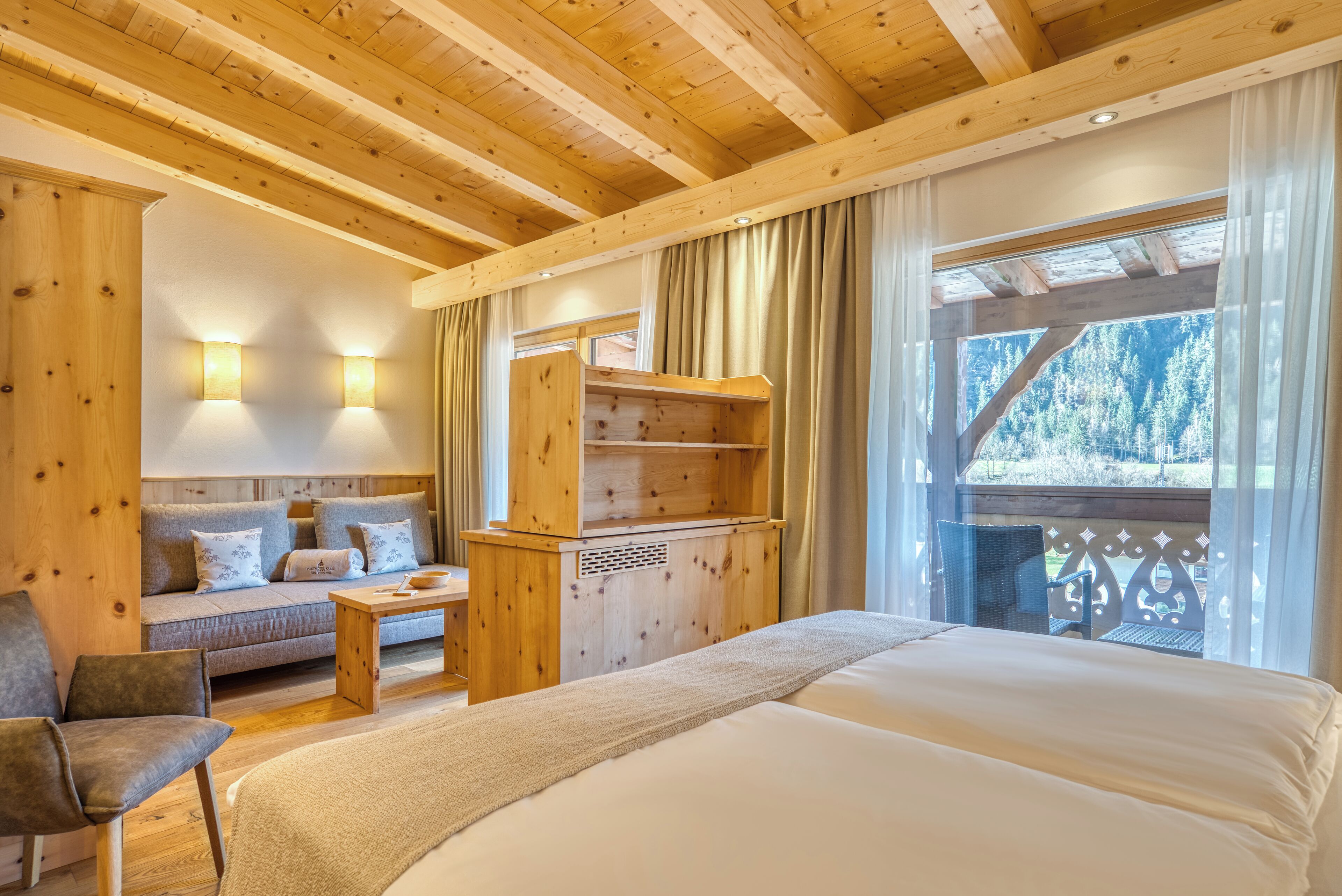 Caja de seguridad en la habitación y escritorio 