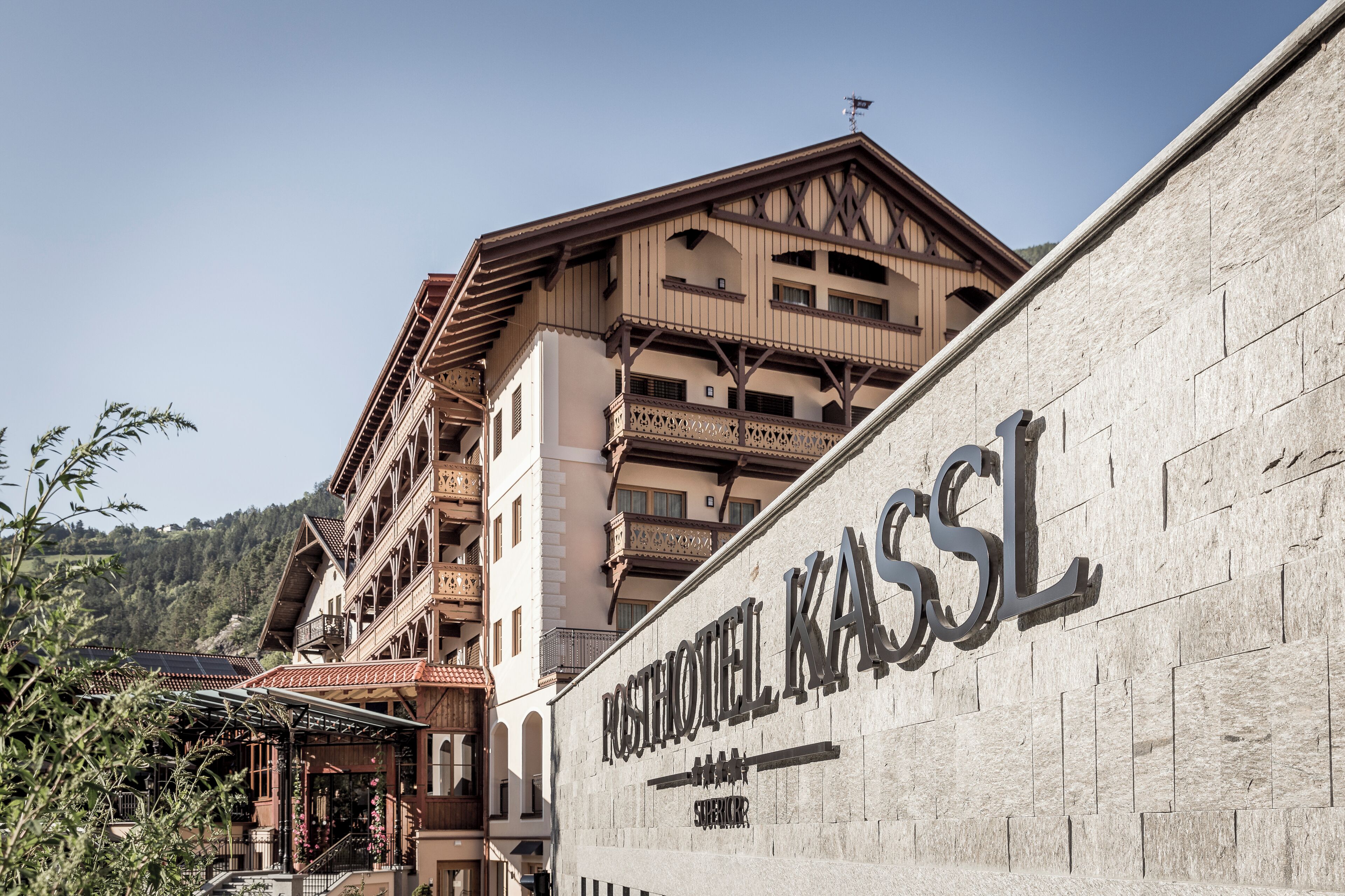 Un hotel con fachada de piedra y un letrero que dice "HOTEL KASSL".