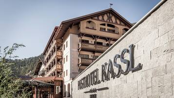 Un hotel con fachada de piedra y un letrero que dice "HOTEL KASSL".