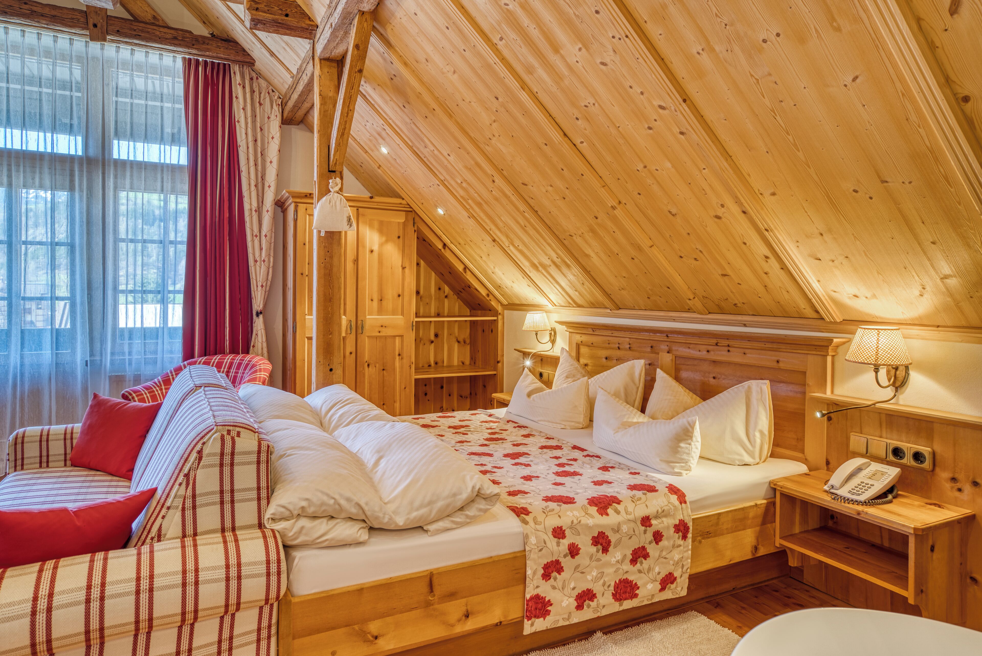 Caja de seguridad en la habitación y escritorio 