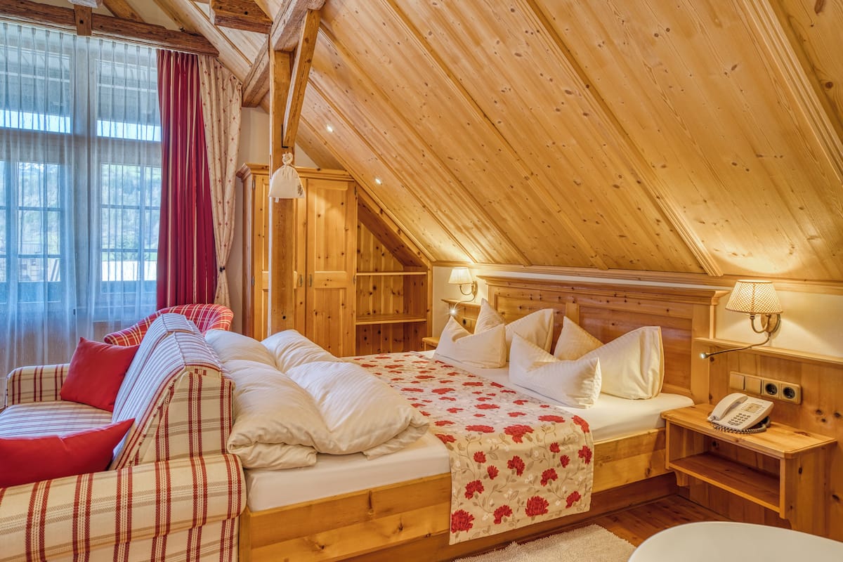 Caja de seguridad en la habitación y escritorio