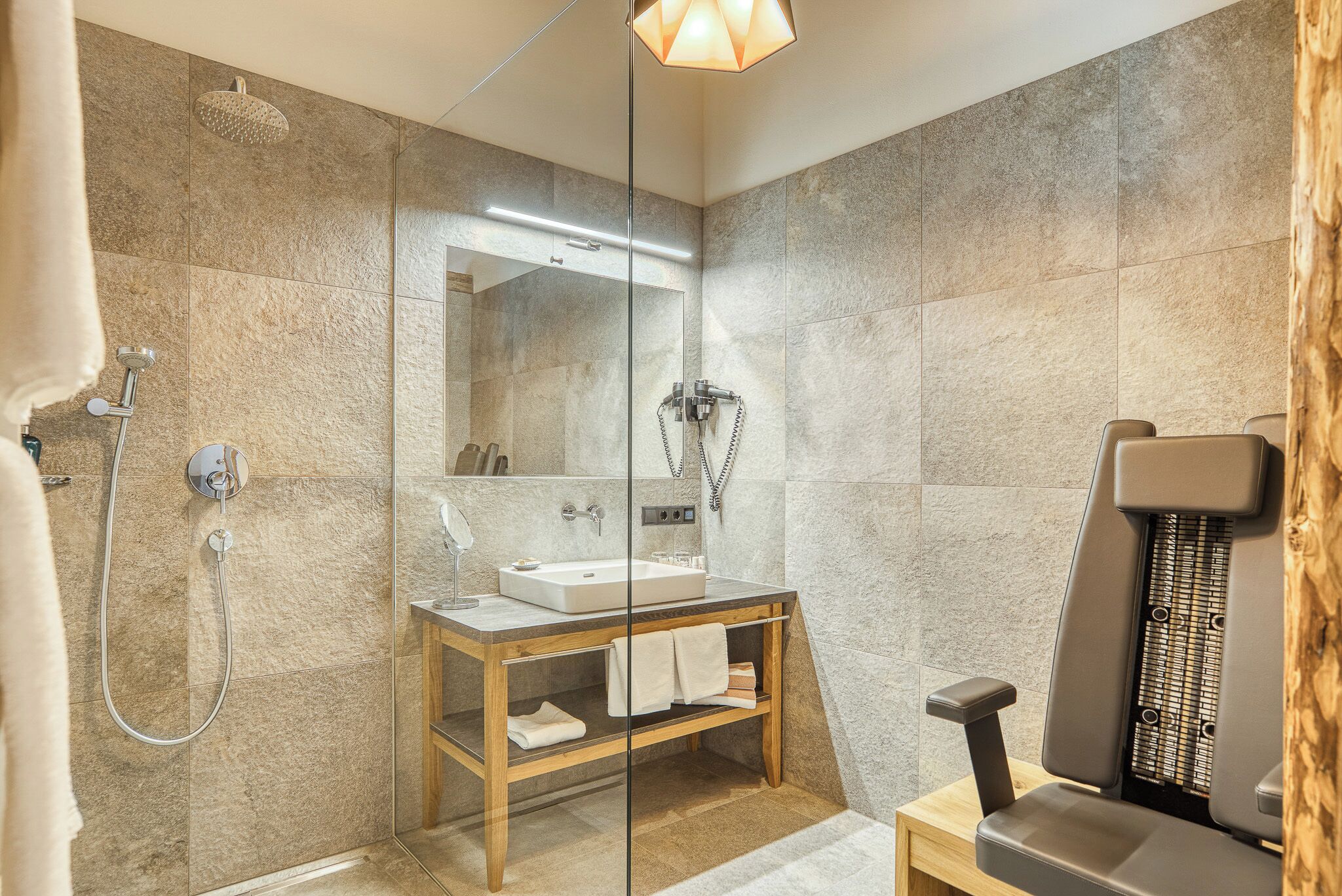 Suite estudio | Baño | Bañera y ducha independientes y artículos de higiene personal gratuitos