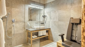Suite estudio | Baño | Bañera y ducha independientes y artículos de higiene personal gratuitos