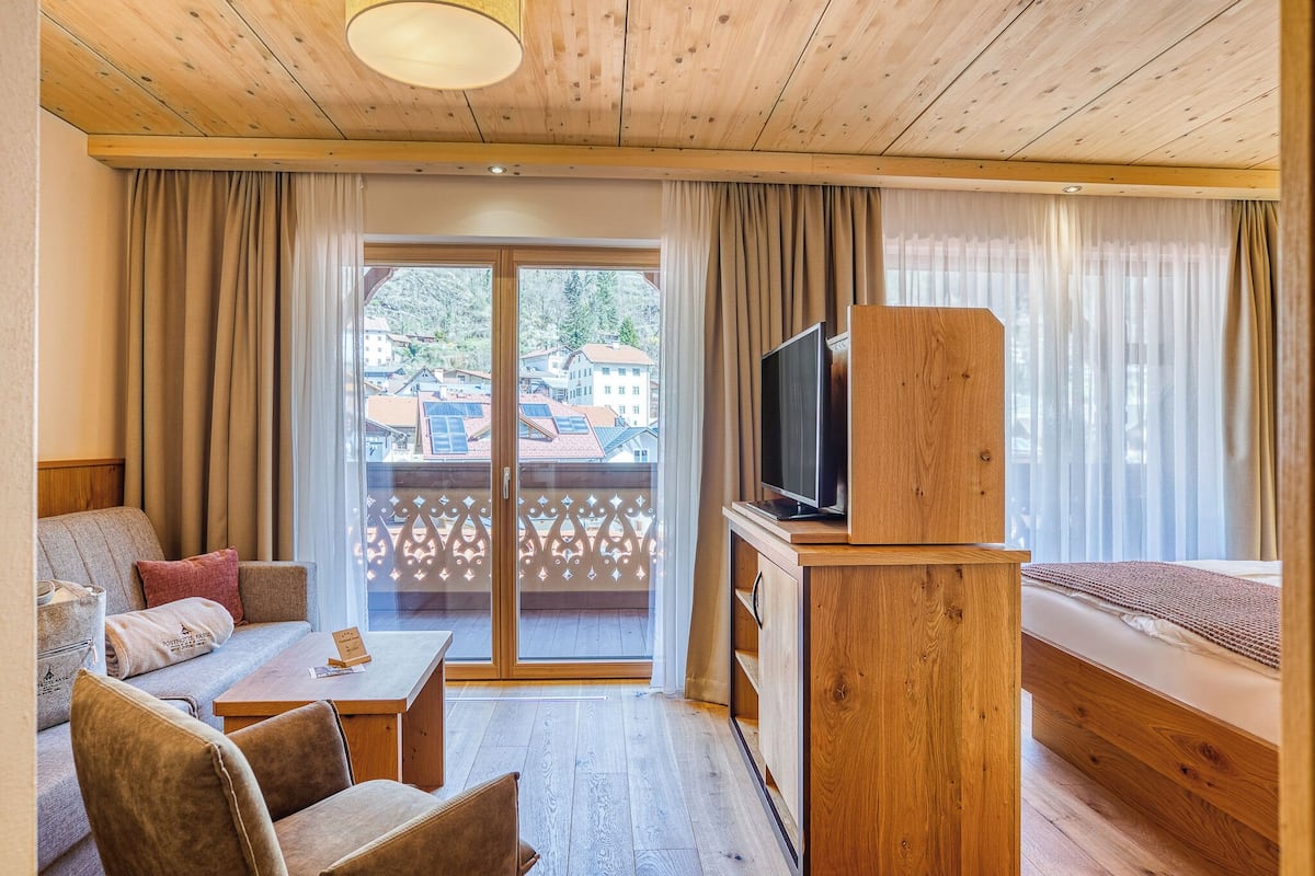 In-room safe, desk, soundproofing, free WiFi