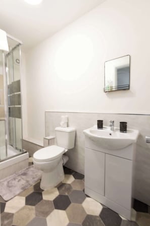 Douche, sèche-cheveux, serviettes fournies