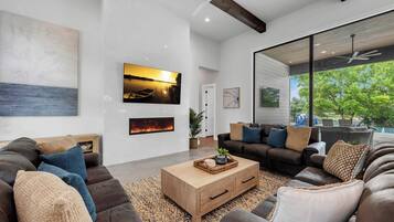 Smart-TV, peis, videospill og bordtennis