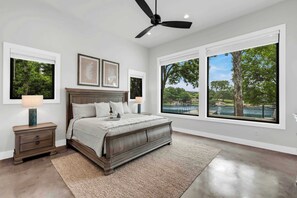 6 chambres, bureau, fer et planche à repasser, lit de bébé portatif