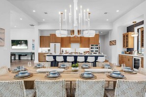 Dining - Palm Paradise on Lake LBJ | Concierge Services (Burnet)