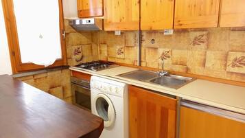 Plaque de cuisson, cafetiĂšre/bouilloire, tables Ă manger