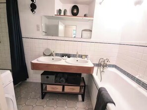 Haartrockner, Handtücher, Seife, Shampoo