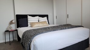 Appartement Deluxe, vue sur la ville | 2 chambres, rideaux d’obscurcissement, système d’insonorisation