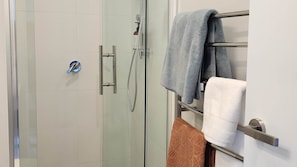 Appartement Deluxe, vue ville | Douche de la salle de bain