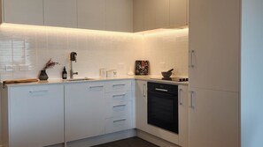 Deluxe Apartment, City View | Private kitchen | Fridge, oven, stovetop, dishwasher - Enfield Lux- Brand New Apartment (Auckland)
