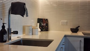 Réfrigérateur, un four, surface de cuisson, lave-vaisselle
