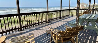 Beachfront Villa! Newly renovated - w/ Direct Beach Access & Spacious Deck