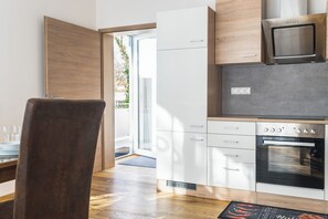 Jääkaappi, liesi, kahvin-/teenkeitin, vedenkeitin