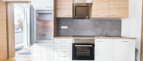 Geladeira, cooktop, cafeteira/chaleira, chaleira elétrica